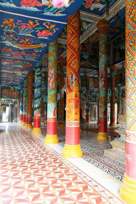 Pinturas kitsch cores no interior do pagode, Wat Nokor, Kampong Cham - Camboja