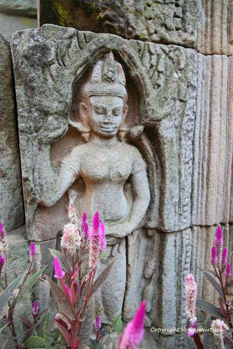 Flor e escultura em arenito, Wat Nokor, Kampong Cham - Camboja