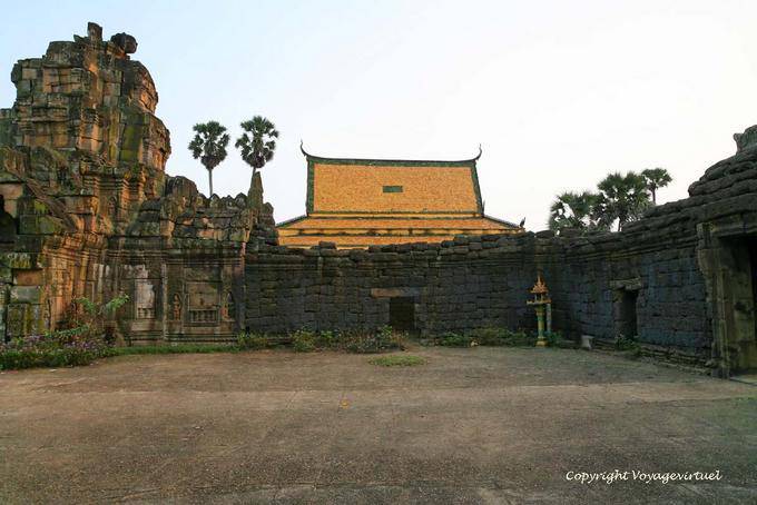 Pátio do antigo santuário (século XI), Wat Nokor, Kampong Cham - Camboja