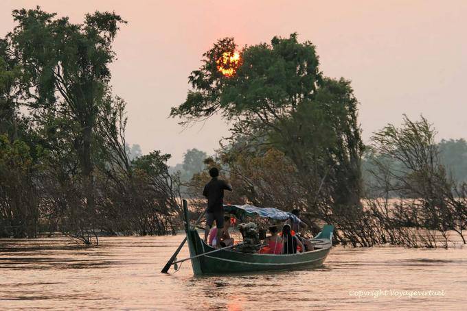 Barco no rio Mekong ao pôr do sol, Kracheh (Kratie) - Camboja