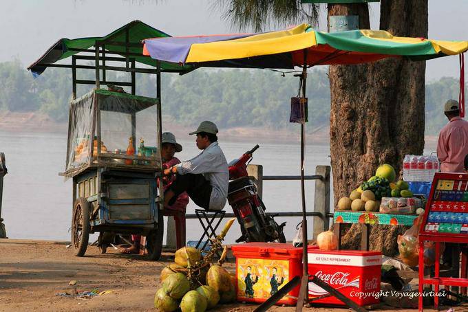 Stall na borda da flauve, Kracheh (Kratie) - Camboja