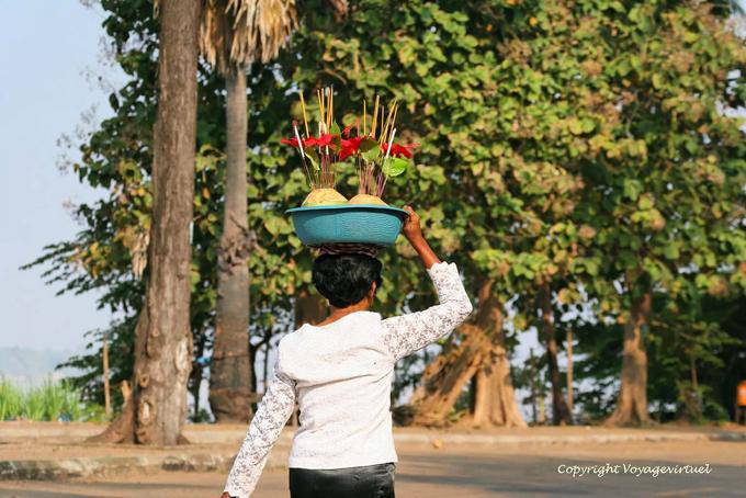 Porto de ofertas na cabeça, Roka Kandal Kracheh (Kratie) - Camboja