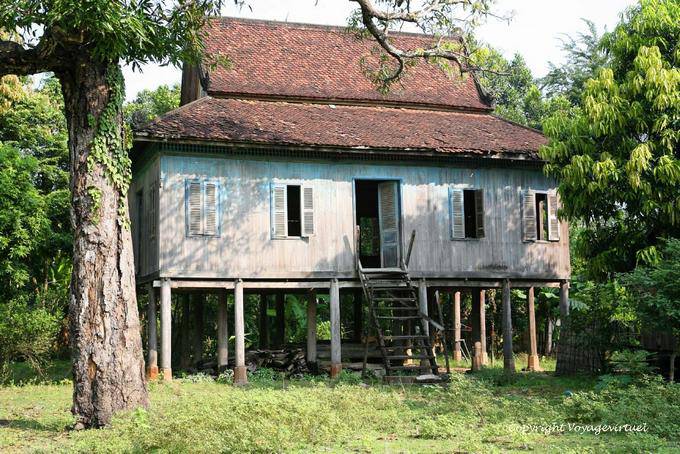 Tradicional casa sobre palafitas para Kracheh (Kratie) - Camboja