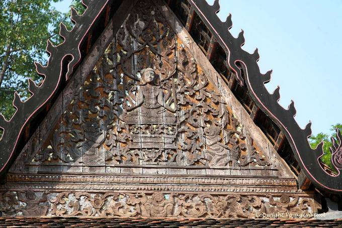 Escultura de madeira na fachada do Pagoda Roka Kandal Kracheh (Kratie) - Camboja