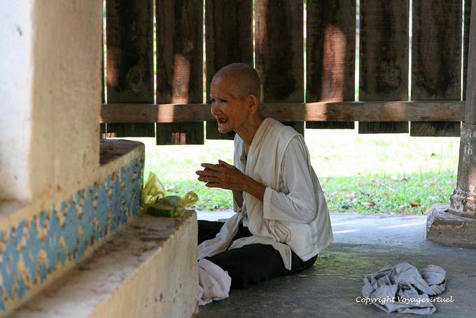 Freira muito velho rezando no Wat Roka Kandal Kracheh (Kratie) - Camboja