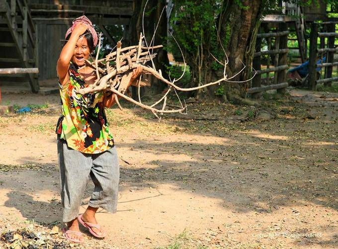 Laugh da madeira transportando cambojano, Roka Kandal Kracheh (Kratie) - Camboja