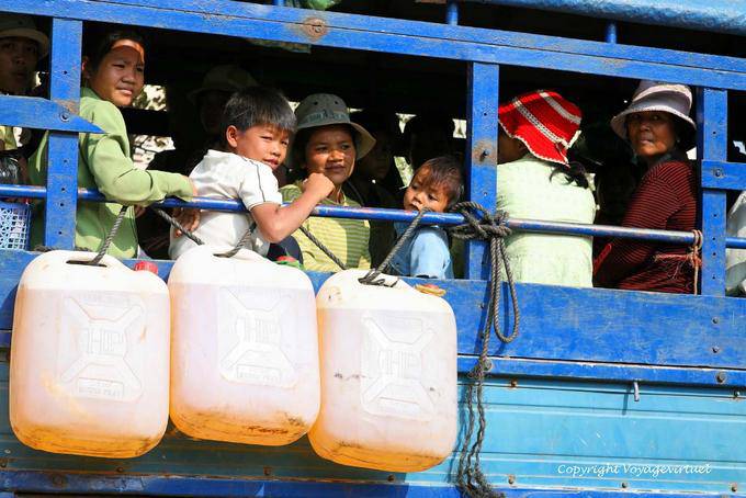 Crianças em um caminhão de transporte, Kracheh (Kratie) - Camboja