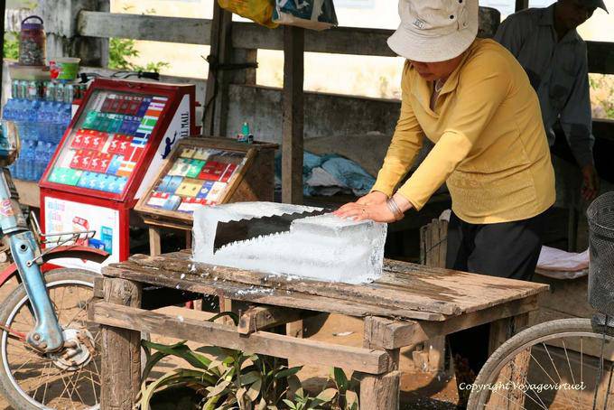 Ice corte com uma serra, Kracheh (Kratie) - Camboja