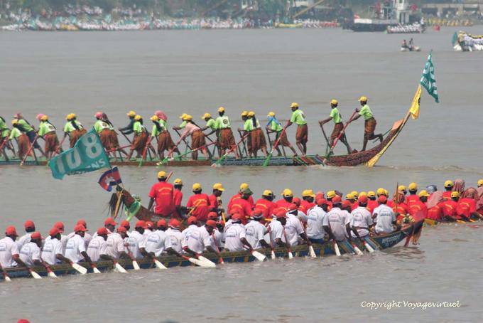 Remadores sobre corridas de barcos de dragão Om Touk, Phnom Penh - Camboja