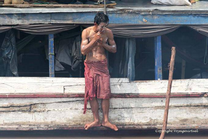 Manhã higiênico no Tonle Sap em Om Touk, Phnom Penh - Camboja