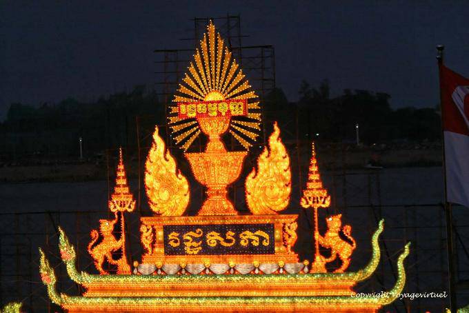Vista barcaça Iluminado de Sisowath Quay, Bon Om Touk, Phnom Penh - Camboja
