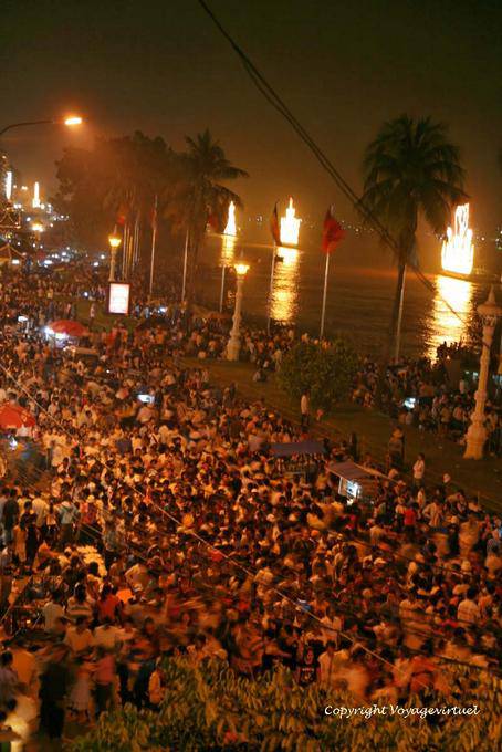 Multidões nas margens do rio Tonle Sap durante o festival da água, Om Touk, Phnom Penh - Camboja