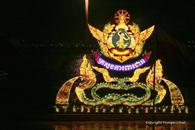 Um navio da procissão de barcos iluminados desfilando Bon Om Touk, Phnom Penh - Camboja