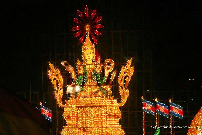 Iluminação barcaça no rio, Bon Om Tuk festival, Phnom Penh - Camboja