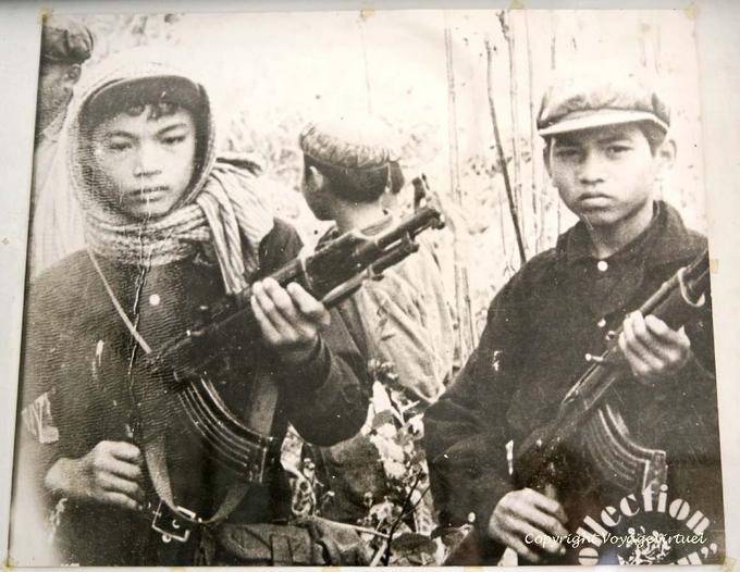 Muito jovem Khmer Rouge, retrato do Museu do Genocídio, Phnom Penh - Camboja