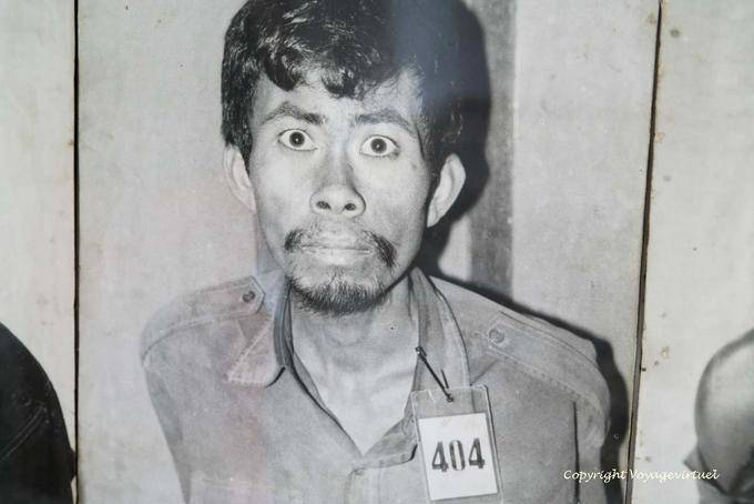 Prisioneiro aterrorizou fotografado na chegada ao Tuol Sleng, em Phnom Penh - Camboja