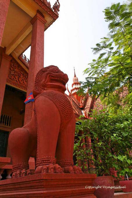 Lion guarda na entrada do museu em Phnom Penh - Camboja