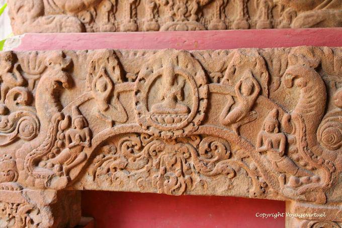 Fragmento de um Sambor estilo lintel Prei Kuk Museum em Phnom Penh - Camboja