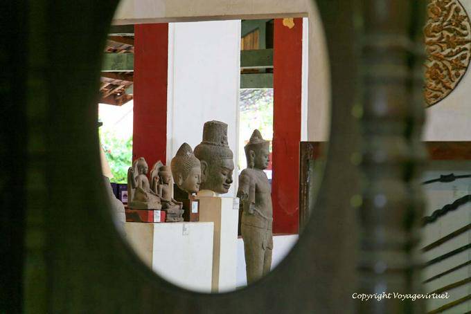 Buddhas vista exposição através da janela, Museum Phnom Penh - Camboja