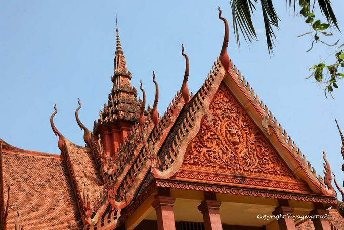 Os telhados esculpidas do Museu Nacional, Phnom Penh - Camboja