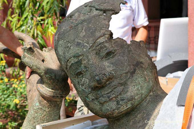 Estátua antiga chegou à restauração da loja do museu nacional, Phnom Penh - Camboja