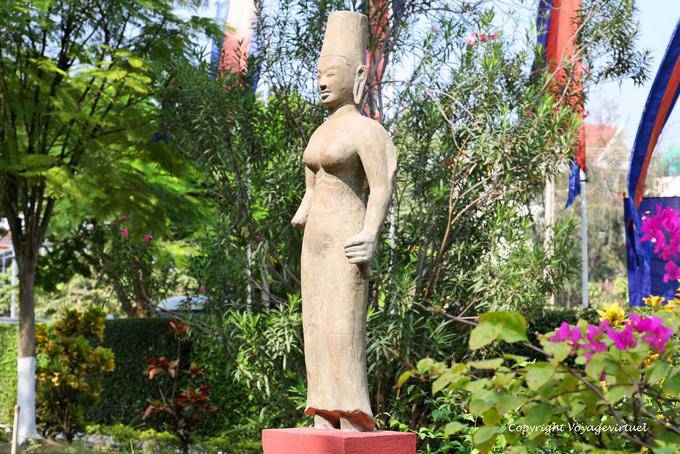 Deusa de pedra no jardim, Museum Phnom Penh - Camboja