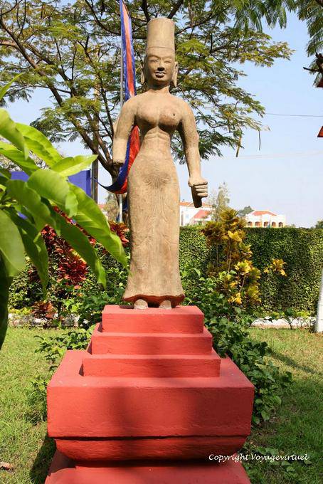 Estátua fêmea carrega o sampot, Phnom Penh jardim museu - Camboja