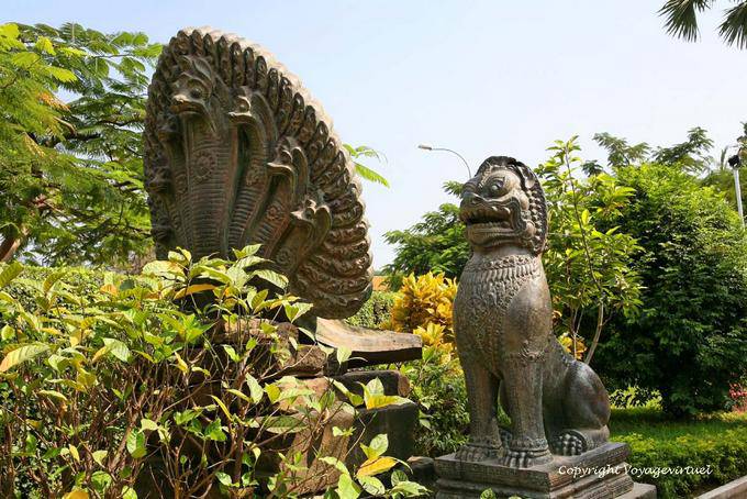 Cabeças do Naga e guarda de bronze, jardim do Museu Nacional, Phnom Penh - Camboja