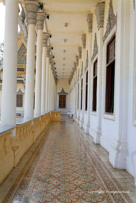 Galeria e colunas do Palácio Real, Phnom Penh - Camboja