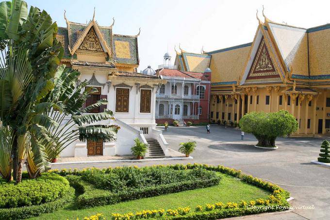 Jardim da frente Prasat Khemarin, Palácio Real, Phnom Penh - Camboja