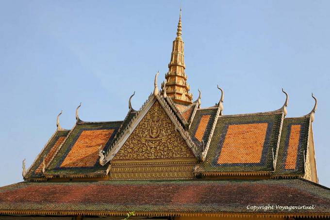 Os telhados da Pagoda Silver (Wat Preah Kaev Morokot), Palácio Real, Phnom Penh - Camboja