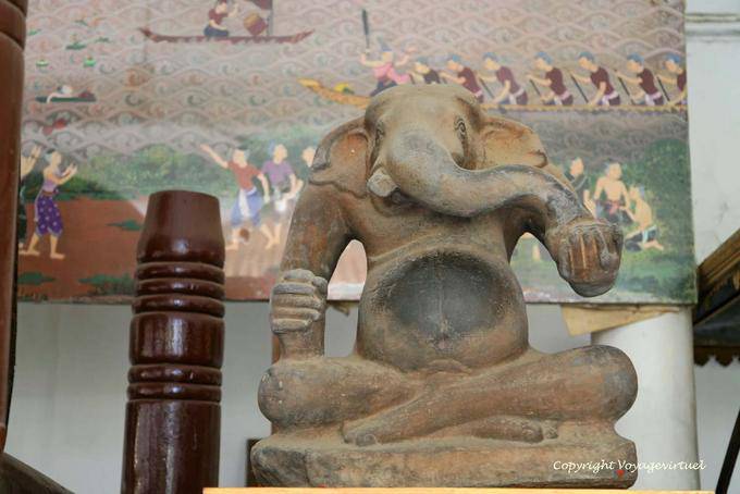 Ganesh sentado com a bacia e rabanete, Wat Preah Keo, Phnom Penh - Camboja
