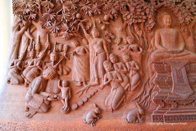 Cena do Ramayana esculpida em madeira, Wat Preah Keo, Phnom Penh - Camboja