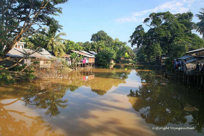 Reflexões sobre o rio calmo Siem Reap - Camboja