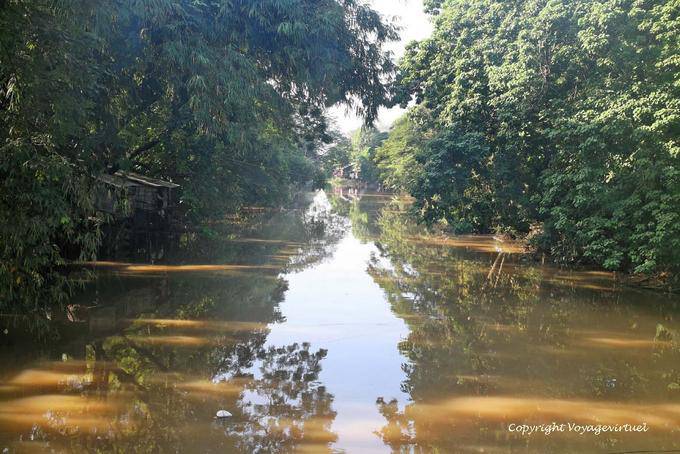 Vegetação, luz e sombra sobre o Rio Siem Reap - Camboja