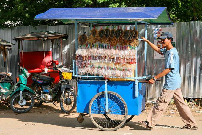 Vendedor ambulante em uma rua em Siem Reap - Camboja