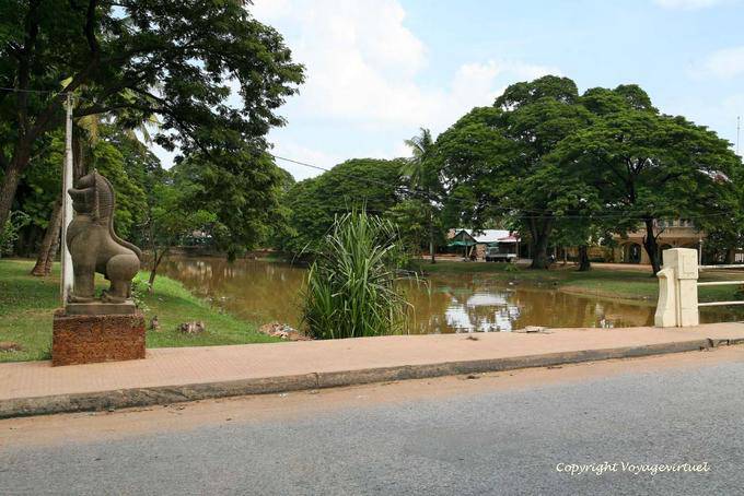 Estátua na frente da ponte, Hospital Street, Siem Reap - Camboja