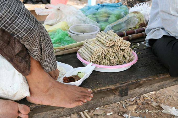 Comida de um fornecedor no mercado Skun - Camboja