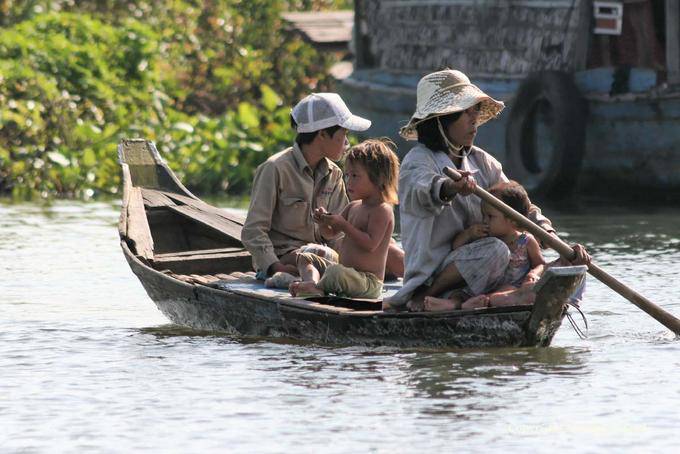 Barco da família no lago Tonle Sap - Camboja