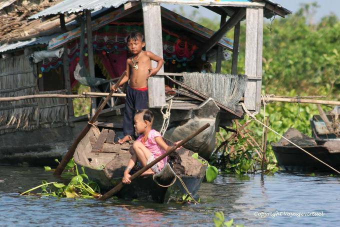 Crianças de manobrar, Tonle Sap Lake - Camboja