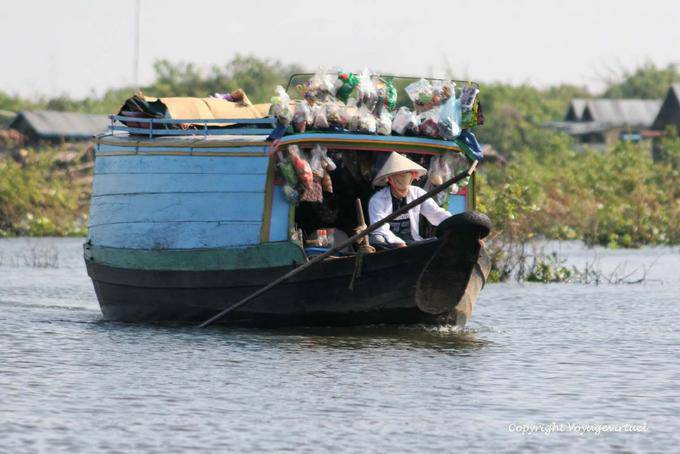 Marchand ambuland Tonle Sap sem rosto - Camboja