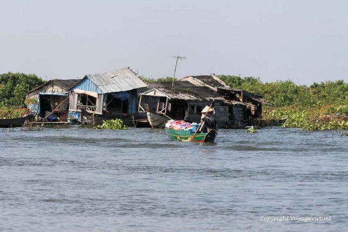 Micro-ondas flutuante vila em lago Tonle Sap - Camboja