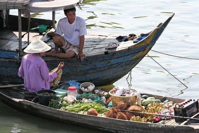 Passagem de frutas e vegetais comerciante, Tonle Sap Lake - Camboja