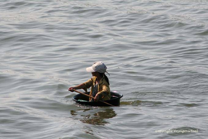 Menina embarcou em um pequeno barco, Tonle Sap - Camboja
