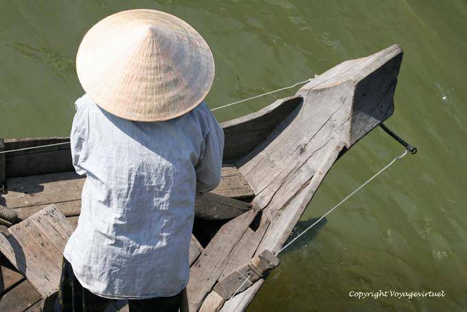 Curva de madeira e chapéu cônico, Tonle Sap - Camboja