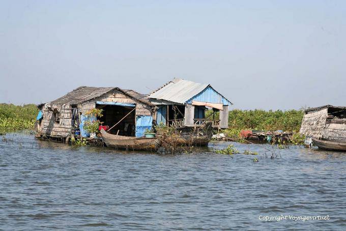 Fragile habitat flutuando no Tonle Sap - Camboja