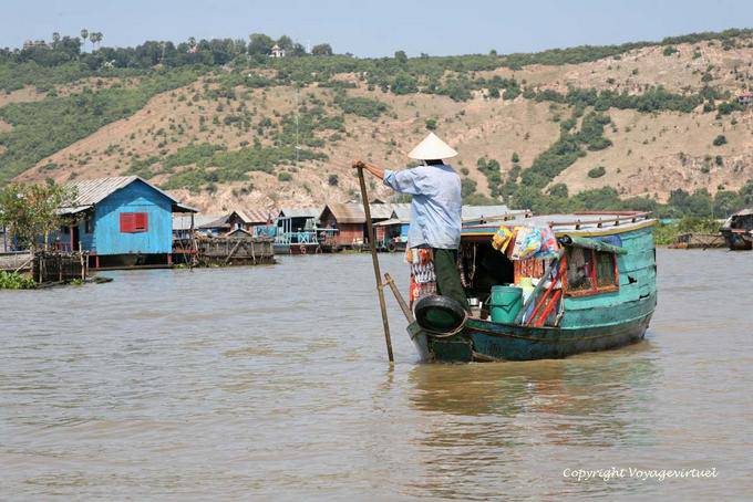 Mercante flutuante que chega em uma aldeia em palafitas, Tonle Sap - Camboja