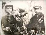 Muito jovem Khmer Rouge, retrato do Museu do Genocídio, Phnom Penh, Camboja.