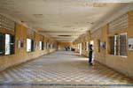 Sala de detenção da cidade no 2º andar (Sala D), Tuol Sleng, em Phnom Penh, Camboja.