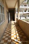 Corredor da velha escola em uma prisão, Tuol Sleng, em Phnom Penh, Camboja.